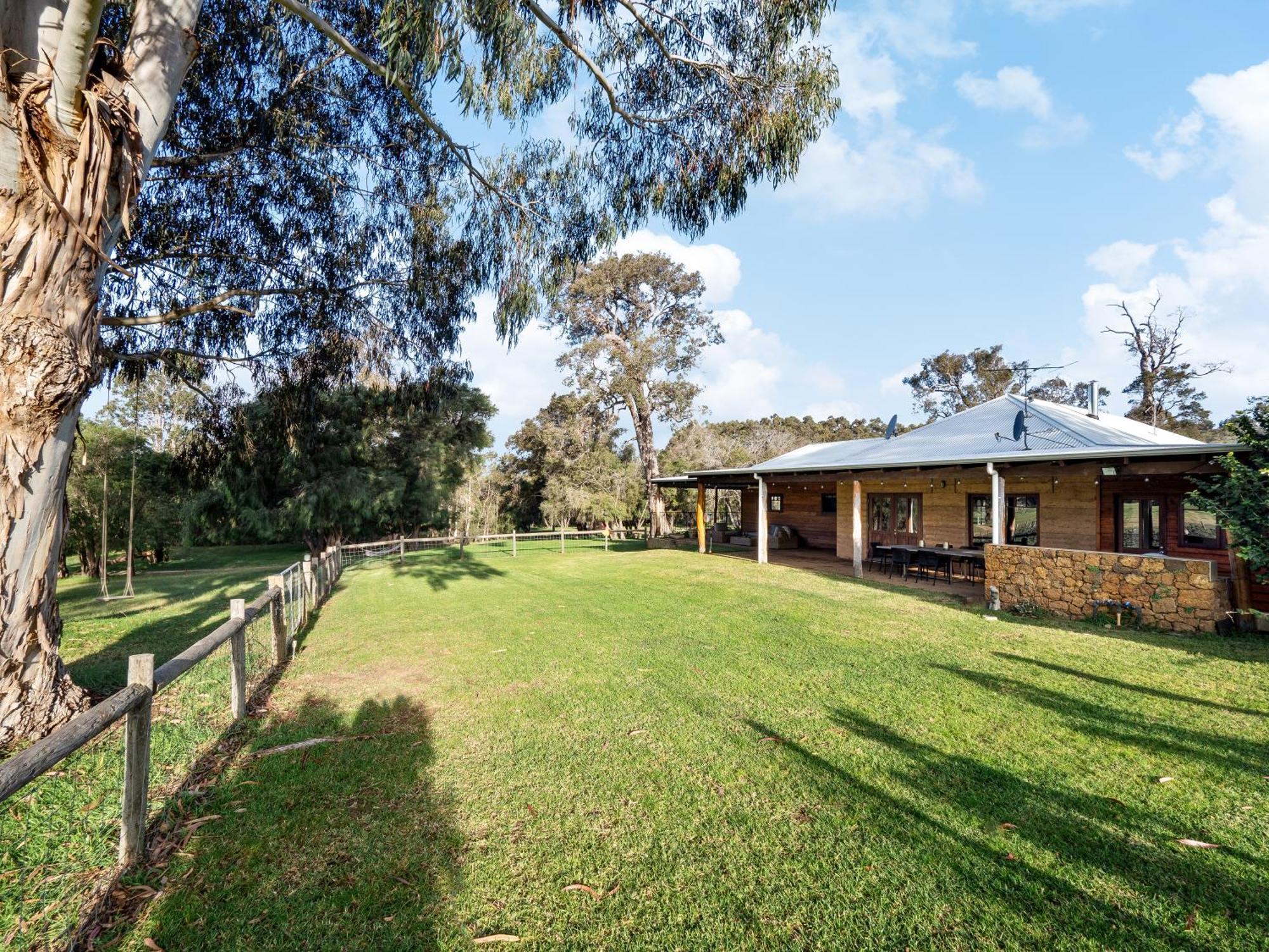 Island Brook Estate Vineyard And Chalets Yelverton Bagian luar foto